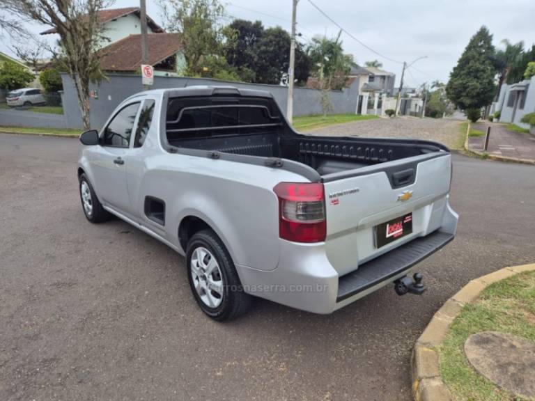 CHEVROLET - MONTANA - 2013/2014 - Prata - R$ 45.900,00
