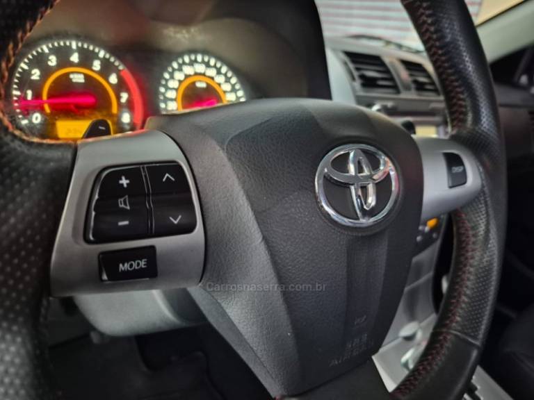 TOYOTA - COROLLA - 2013/2014 - Preta - R$ 73.900,00