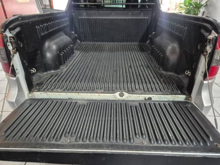 CHEVROLET - MONTANA - 2013/2014 - Prata - R$ 45.900,00