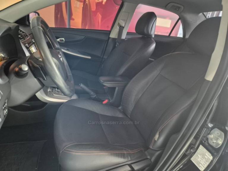 TOYOTA - COROLLA - 2013/2014 - Preta - R$ 73.900,00