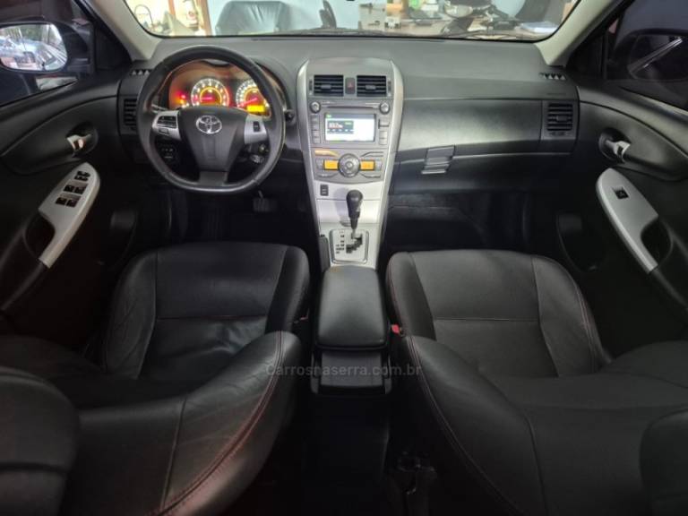 TOYOTA - COROLLA - 2013/2014 - Preta - R$ 73.900,00